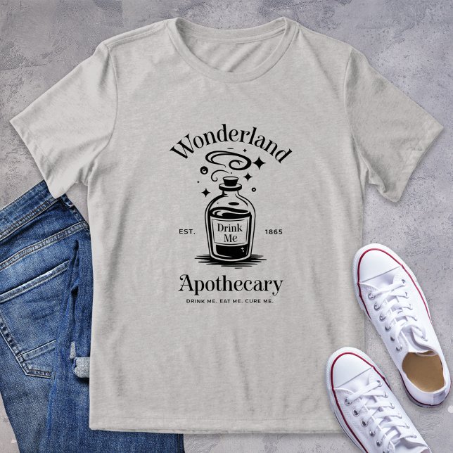 Wonderland Apothecary Logotyp Bookish Graphic T Shirt (Skapare uppladdad)