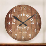 Wood Anpassningsbar Family Namn Rustic Farmhouse Rund Klocka<br><div class="desc">Den bruna trägårdsklockan stil är perfekt för ditt land-bondgårdsköks. Anpassa med din familj namn och skapa ett år för en unik födelsedagspresent och julklapp på personligen.</div>