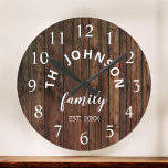 Wood Anpassningsbar Family Namn Rustic Farmhouse Rund Klocka<br><div class="desc">Den bruna trägårdsklockan stil är perfekt för ditt land-bondgårdsköks. Anpassa med din familj namn och skapa ett år för en unik födelsedagspresent och julklapp på personligen.</div>