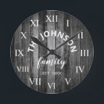 Wood Anpassningsbar Family Namn Rustic Farmhouse Rund Klocka<br><div class="desc">Grått (grått)-trägårdshuset stil är perfekt för ditt land-bondgårdshus eller vardagsrum. Anpassa med din familj namn och skapa ett år för en unik födelsedagspresent och julklapp på personligen.</div>