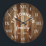 Wood Anpassningsbar Family Namn Rustic Farmhouse Stor Klocka<br><div class="desc">Den bruna trägårdsklockan stil är perfekt för ditt land-bondgårdsköks eller vardagsrum. Anpassa med din familj namn och skapa ett år för en unik födelsedagspresent och julklapp på personligen.</div>