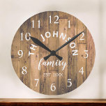 Wood Anpassningsbar Family Namn Rustic Farmhouse Stor Klocka<br><div class="desc">Den bruna trägårdsklockan stil är perfekt för ditt land-bondgårdsköks. Anpassa med din familj namn och skapa ett år för en unik födelsedagspresent och julklapp på personligen.</div>