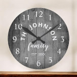 Wood Anpassningsbar Family Namn Rustic Farmhouse Stor Klocka<br><div class="desc">Grått (grått)-trästallets stil-väggklocka är perfekt för ditt land-husköks. Anpassa med din familj namn och skapa ett år för en unik födelsedagspresent och julklapp på personligen.</div>
