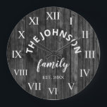 Wood Anpassningsbar Family Namn Rustic Farmhouse Stor Klocka<br><div class="desc">Grått (grått)-trästallets stil-väggklocka är perfekt för ditt land-husköks. Anpassa med din familj namn och skapa ett år för en unik födelsedagspresent och julklapp på personligen.</div>