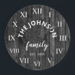 Wood Anpassningsbar Family Namn Rustic Farmhouse Stor Klocka<br><div class="desc">Grått (grått)-trästallets stil-väggklocka är perfekt för ditt land-husköks. Anpassa med din familj namn och skapa ett år för en unik födelsedagspresent och julklapp på personligen.</div>