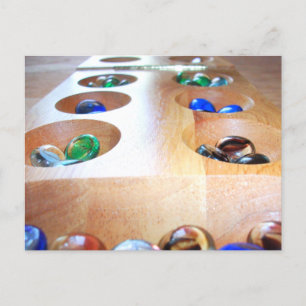 Wood Mancala oard med färgade glasstenar Vykort