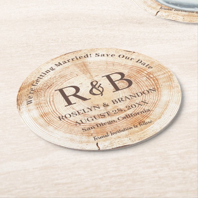 Wood Rustic Bröllop Monogram Namn Spara datum Underlägg Papper Rund (Vinklad)