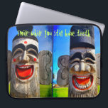 Wood Totum Smile medan du fortfarande har tjugonof Laptop Sleeve<br><div class="desc">Vem kan motstå att skratta åt ansikte så här? Kom ihåg att "le medan du fortfarande har tänder" när du användor den här krångliga, färglösa, träkaraktären neoprene laptop sleeve. Laptop sleeve finns i tre storlekar: 15, 13 och 10 tum. Gör en underbar gåva till någon speciell! Du kan enkelt anpassa...</div>