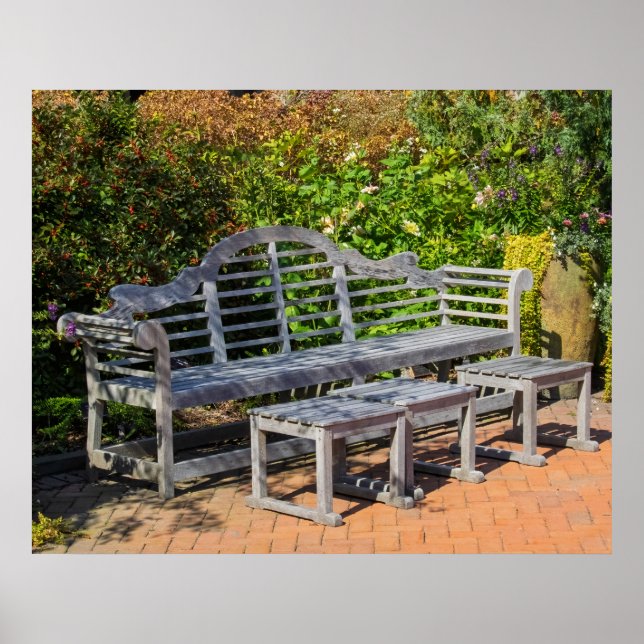 Wooden Bench in Lush Garden Poster (Framsidan)