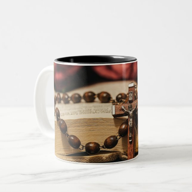 Wooden Rosary med Jesus på Kor Två-Tonad Mugg (Framsida vänster)