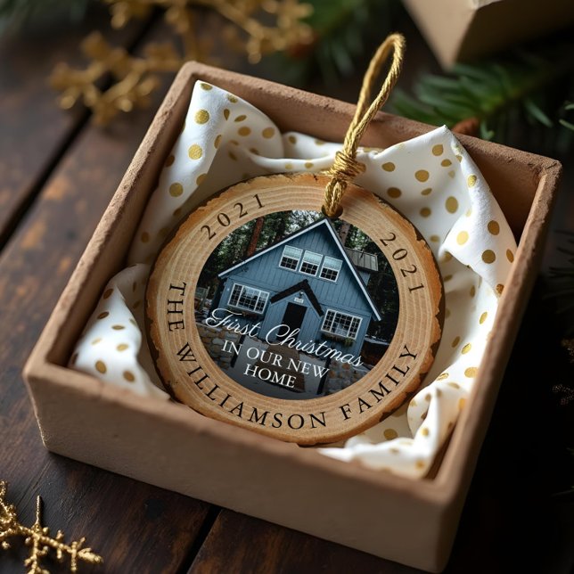 Woodgrain Slice, första jul i vårt nya hem Julgransprydnad Keramik (Woodgrain Slice First Christmas In Our New Home Ceramic Ornament)