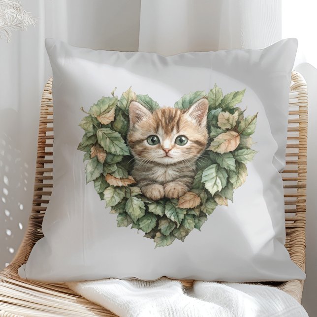 Woodland Heart Kattunge - Mysigt Fall Kudde (Woodland Heart Kitty - Cozy Fall Throw Pillow in a sunny boho rattan chair.)