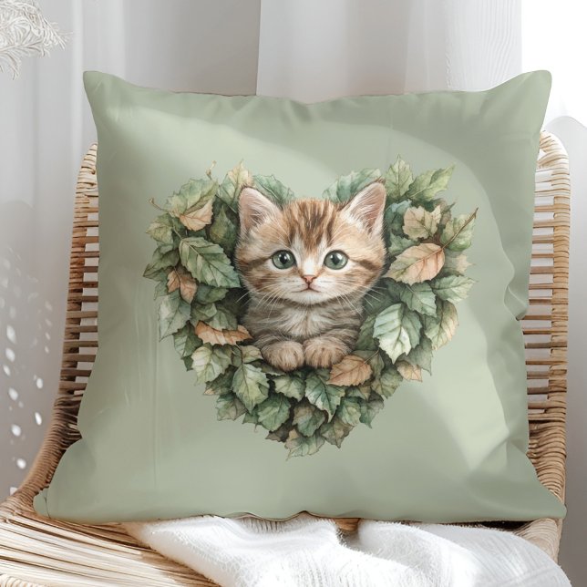 Woodland Heart Kattunge - Mysigt Fall Kudde (Woodland Heart Kitty - Cozy Fall Throw Pillow in a sunny boho rattan chair.)