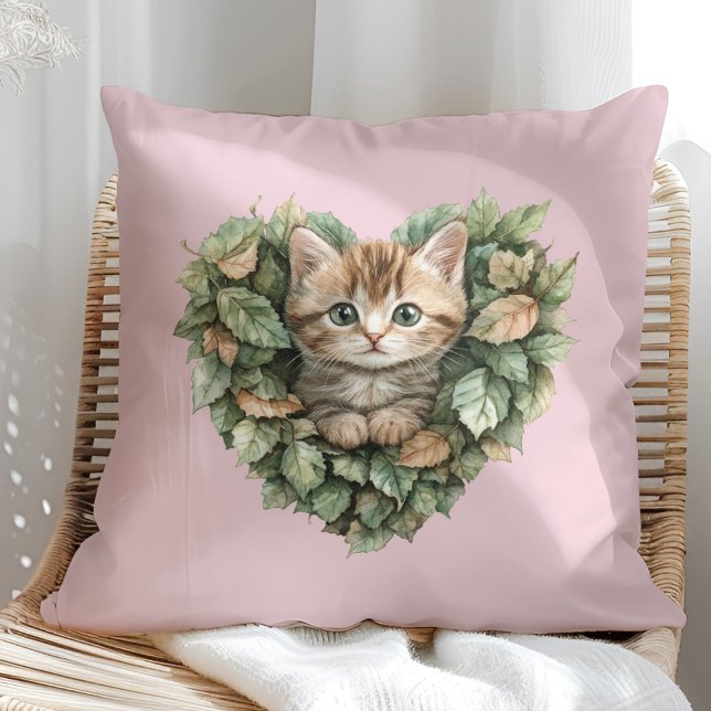 Woodland Heart Kattunge - Mysigt Fall Kudde (Woodland Heart Kitty - Cozy Fall Throw Pillow in a sunny boho rattan chair.)