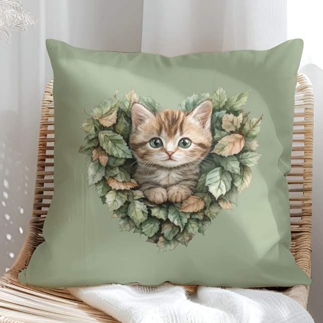 Woodland Heart Kattunge - Mysigt Fall Kudde (Woodland Heart Kitty - Cozy Fall Throw Pillow in a sunny boho rattan chair.)