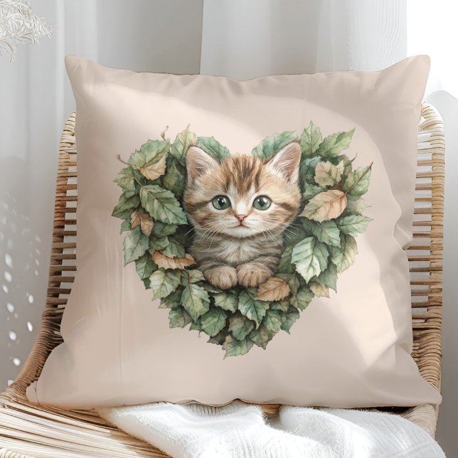 Woodland Heart Kattunge - Mysigt Fall Kudde (Woodland Heart Kitty - Cozy Fall Throw Pillow in a sunny boho rattan chair.)