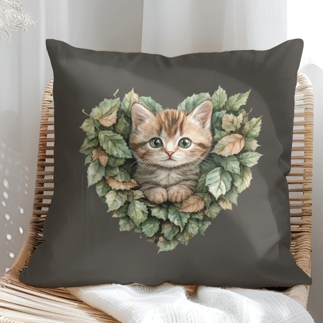 Woodland Heart Kattunge - Mysigt Fall Kudde (Woodland Heart Kitty - Cozy Fall Throw Pillow in a sunny boho rattan chair.)