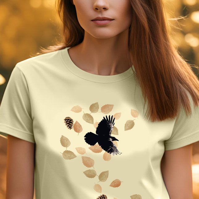 Woodland Natur Höst löv & Flies Raven Bird T Shirt (Fall raven in swirling Autumn leaves t-shirt)