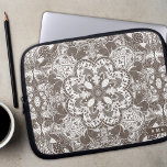 Woodland Squirrels Mandala Laptop Fodral<br><div class="desc">Tittar för en bärbar snyggt och personlig fodral som behållor din enhet skyddad samtidigt som du visar din unika stil? Titta bara på vår handdragna ekorrar mandala laptop fodral! Med en vacker och komplicerad design av söta ekorrar, höst löv och inslag i skogen som är mönstrad i en mandala har...</div>