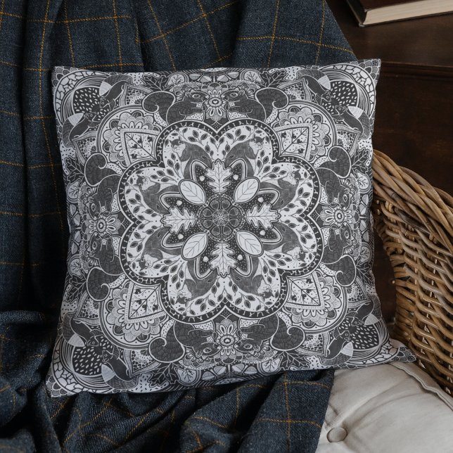 Woodland Squirrels Mandala Välj Färg Kudde (Skapare uppladdad)