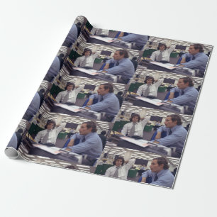 woodstein som slår in papper presentpapper