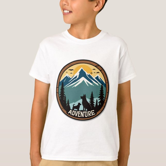 Woof & Wander - Rustic Äventyr Hund Badge T-Shirt (Framsida)
