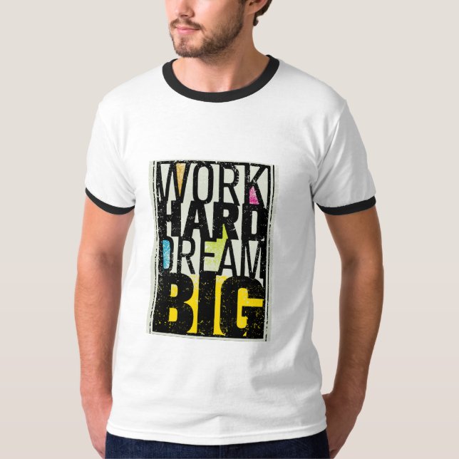 "Work Hard Dream Big" är en kraftfull och inspirer T Shirt (Framsida)