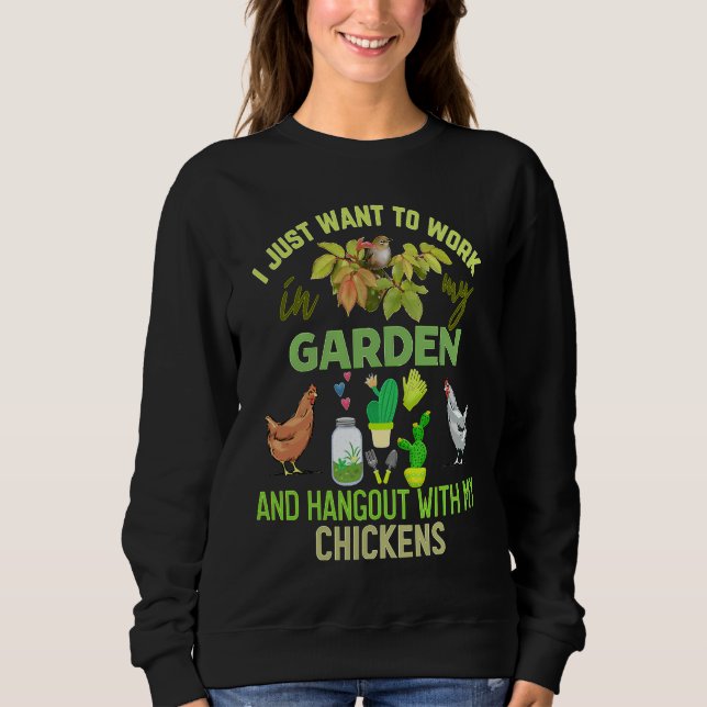 Work in my garden hangout with my chickens  garden t shirt (Framsida)