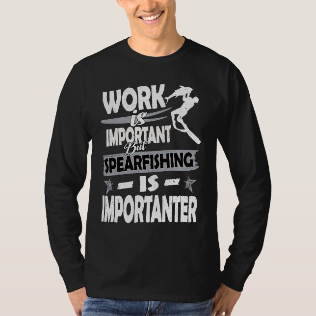 Work is important but spearfishing is more importa t shirt (Framsida)