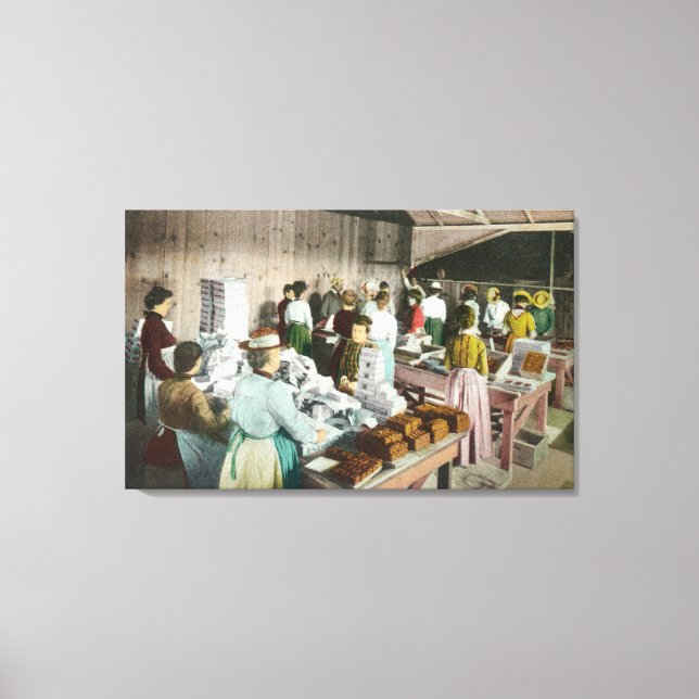 Workers Packing GoodiesFresno, CA Canvastryck (Framsida)