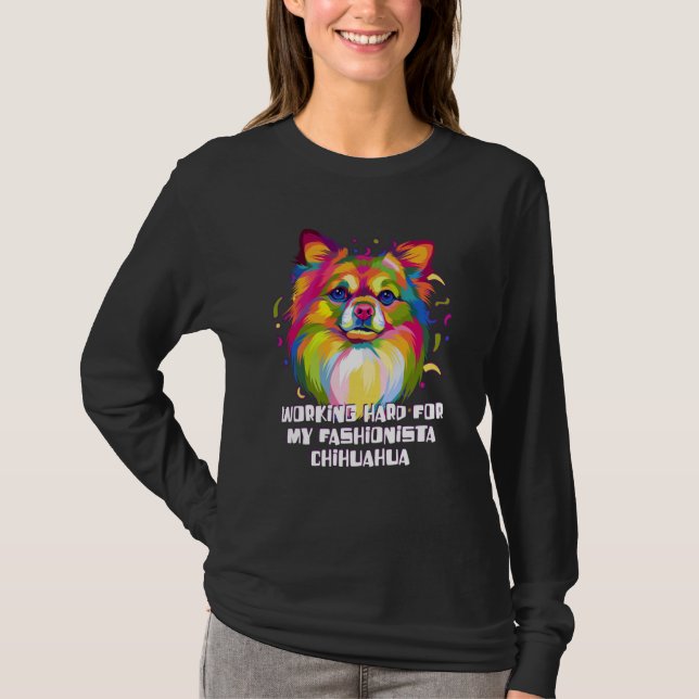 Working Hard for My Fashionista Chihuahua Dog Mom T Shirt (Framsida)