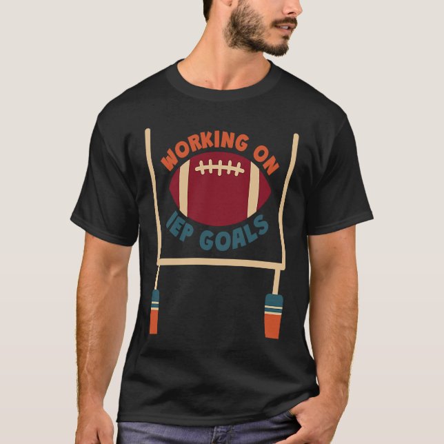 Working on IEP Goals School Psychologist Football T Shirt (Framsida)