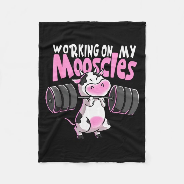 Working On My Mooscles Funny Gym Cow Weightlifting Fleecefilt (Framsidan)