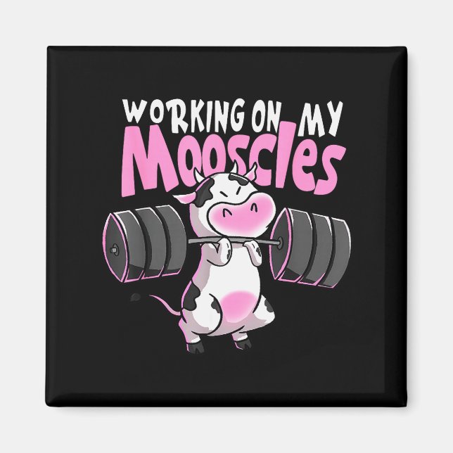 Working On My Mooscles Funny Gym Cow Weightlifting Magnet (Framsidan)