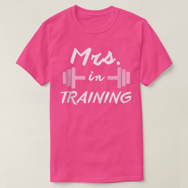 Workout presenterar mrs in Training Bride Fiancee  T Shirt (Design framsida)