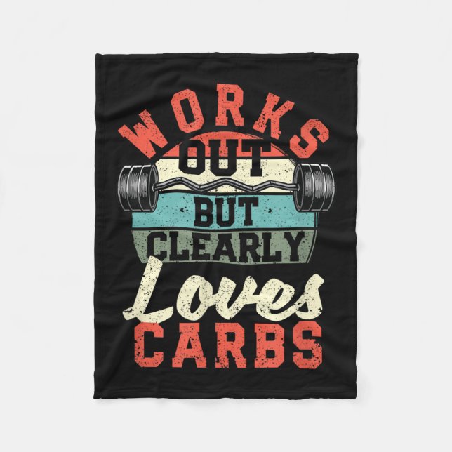 Works Out But Clearly Loves Carbs Funny Low Carb G Fleecefilt (Framsidan)