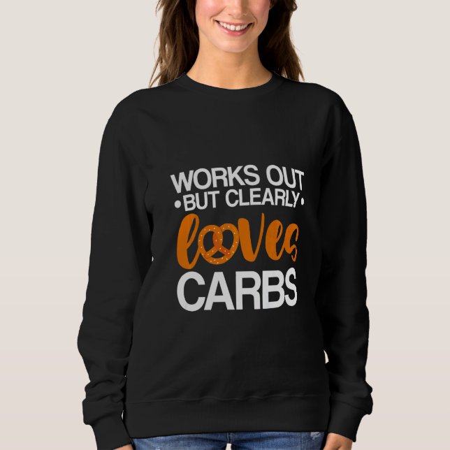 Works Out But Clearly Loves Carbs T Shirt (Framsida)