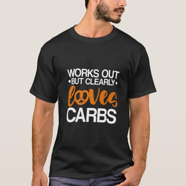 Works Out But Clearly Loves Carbs T Shirt (Framsida)