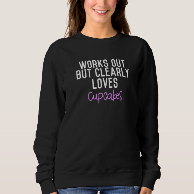 Works Out But Clearly Loves Cupcakes Premium T Shirt (Framsida)