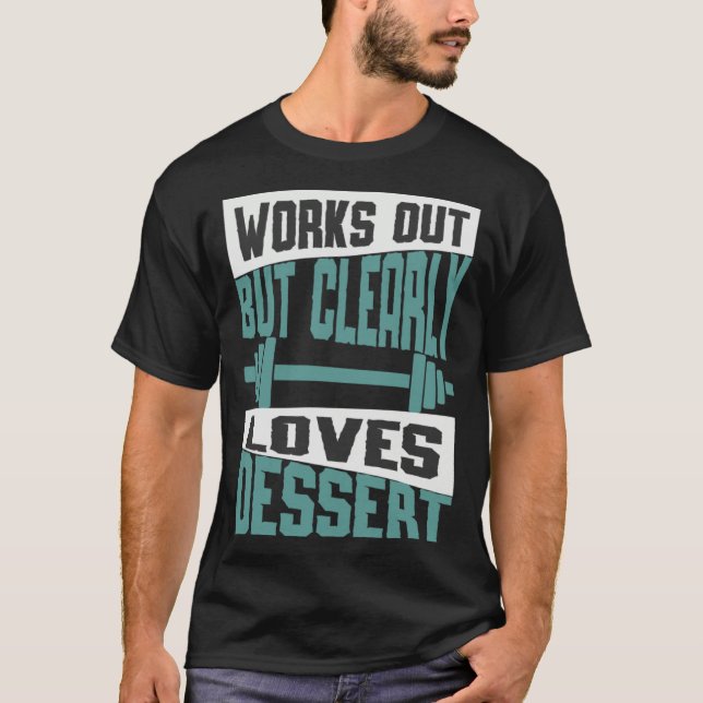 Works Out But Clearly Loves Dessert  Workout Fitne T Shirt (Framsida)