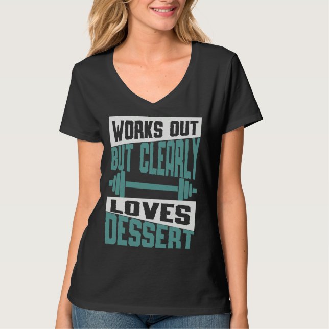 Works Out But Clearly Loves Dessert  Workout Fitne T Shirt (Framsida)