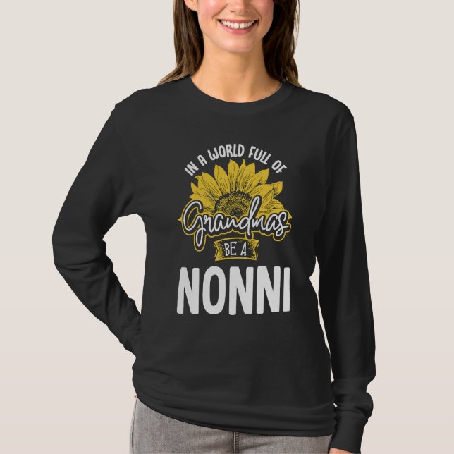 World Full of Grandmas be a Nonni Gif T Shirt (Framsida)