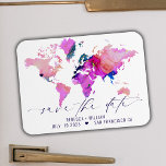 World Map Save the Date Travel Destination bröllop Magnet<br><div class="desc">World Map Save the Date Travel Destination Wedding Magnet. Anpassa text och färg så att de stämmer överens med bröllop-temat. Flytta även hjärtat till önskad destination på karta!</div>