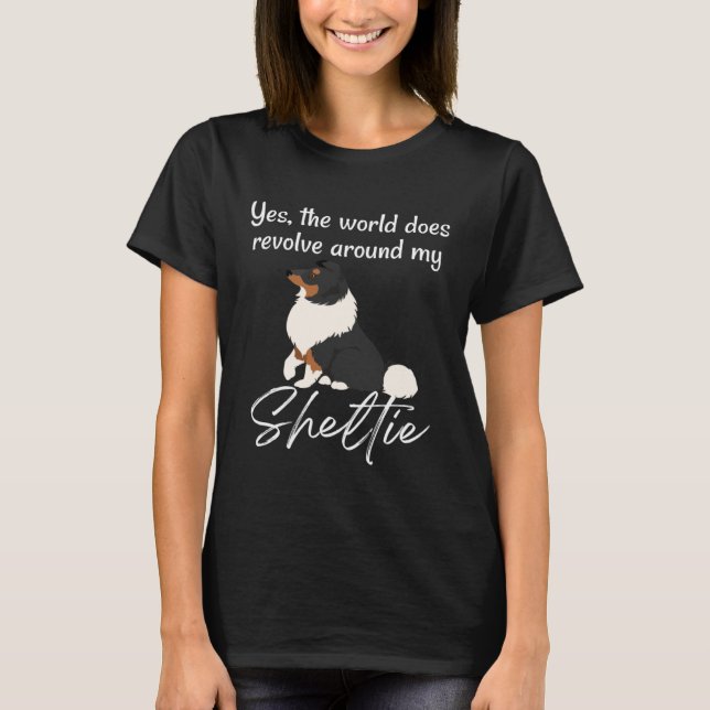 World Revolves Around TRI Sheltie Cute Sheltie Mom T Shirt (Framsida)