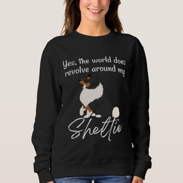 World Revolves Around TRI Sheltie Cute Sheltie Mom T Shirt (Framsida)