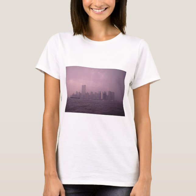 World Trade Center och Manhattan Skyline i Fog. T Shirt (Framsida)