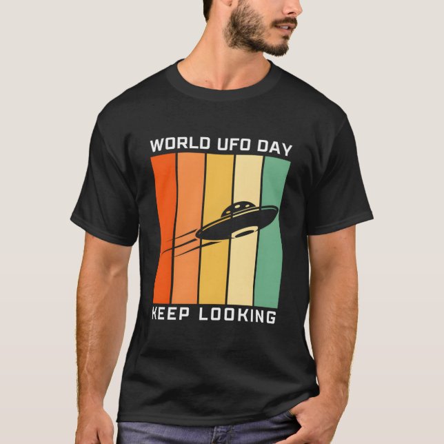 World Ufo Day Keep Looking Alien Encounter Believe T Shirt (Framsida)