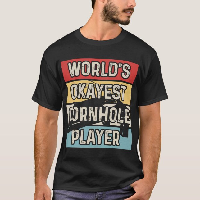 World's Okayest Cornhole Player - Funny Baggo T Shirt (Framsida)