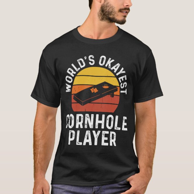 World's Okayest Cornhole Player - Funny Baggo T Shirt (Framsida)