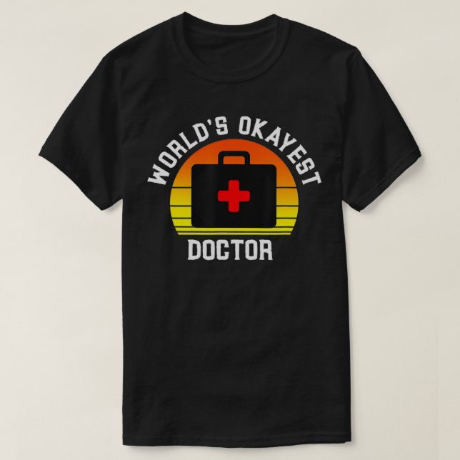 World's Okayest Doktor Funny Medical Physician Wor T Shirt (Design framsida)